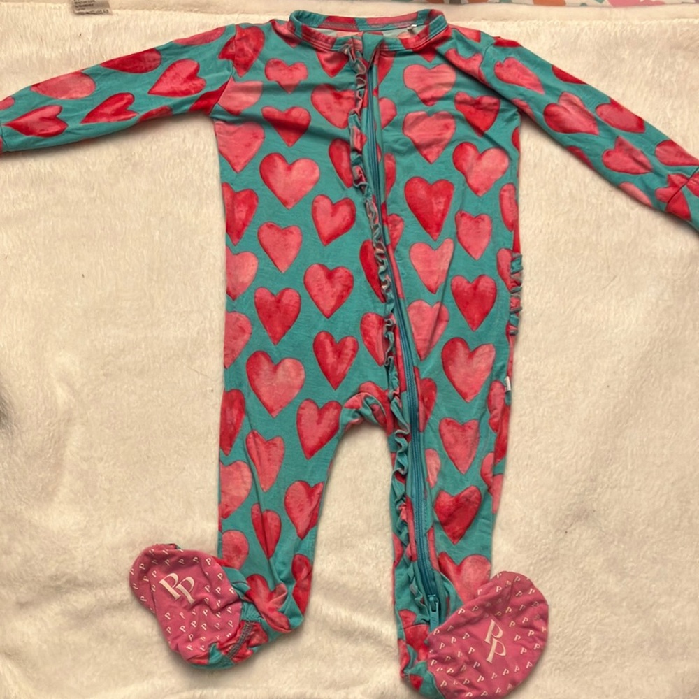 Posh Peanut “Queen of Hearts” Ruffled footed pajamas 9-12 months